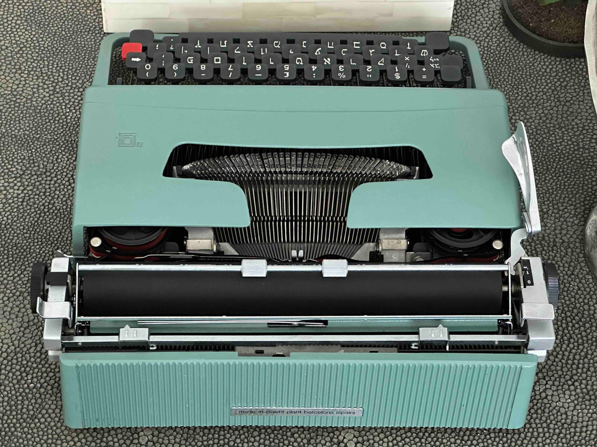 RARE Hebrew Yiddish Olivetti Lettera 32 Typewriter, 1973, Excellent Condition, Fully Working