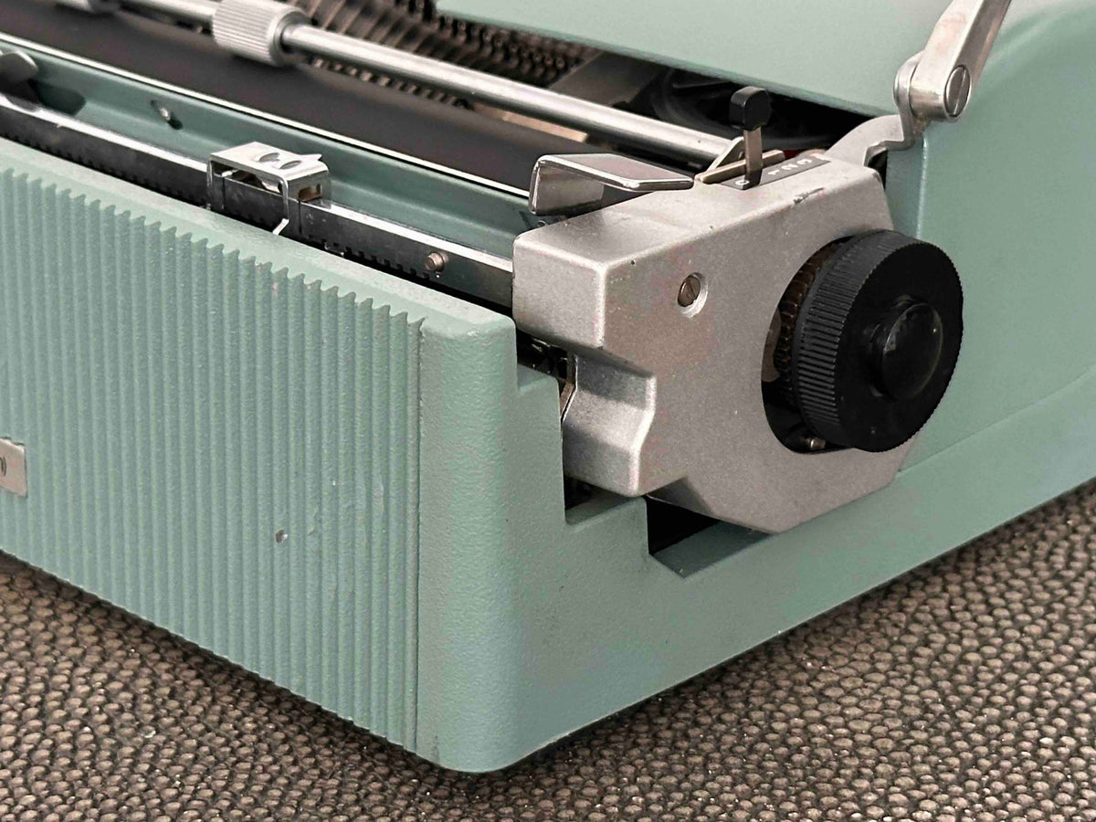 RARE Hebrew Yiddish Olivetti Lettera 32 Typewriter, 1973, Excellent Condition, Fully Working
