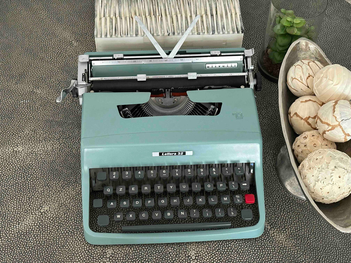 Olivetti Lettera 32 Typewriter with QZERTY Layout, 1964, First Series Made in Ivrea Italy, Excellent Condition Fully Working