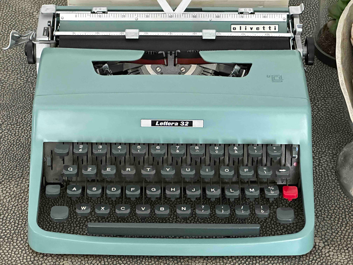 Olivetti Lettera 32 Typewriter with QZERTY Layout, 1964, First Series Made in Ivrea Italy, Excellent Condition Fully Working