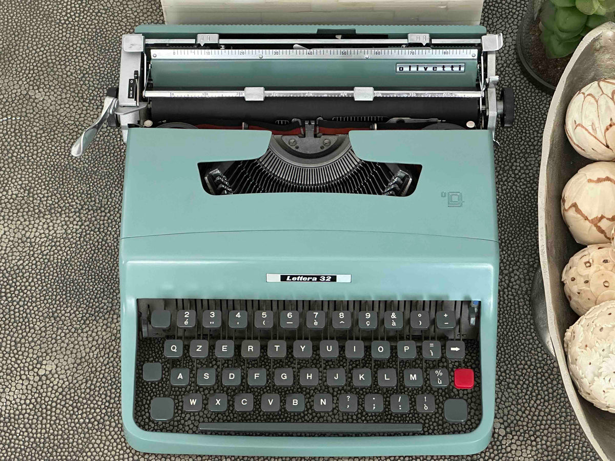 Olivetti Lettera 32 Typewriter with QZERTY Layout, 1964, First Series Made in Ivrea Italy, Excellent Condition Fully Working