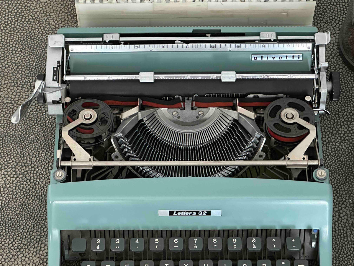 Olivetti Lettera 32 Typewriter with QZERTY Layout, 1964, First Series Made in Ivrea Italy, Excellent Condition Fully Working