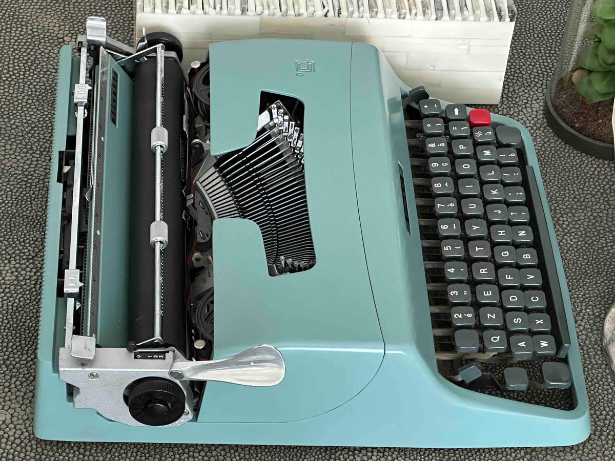 Olivetti Lettera 32 Typewriter with QZERTY Layout, 1964, First Series Made in Ivrea Italy, Excellent Condition Fully Working