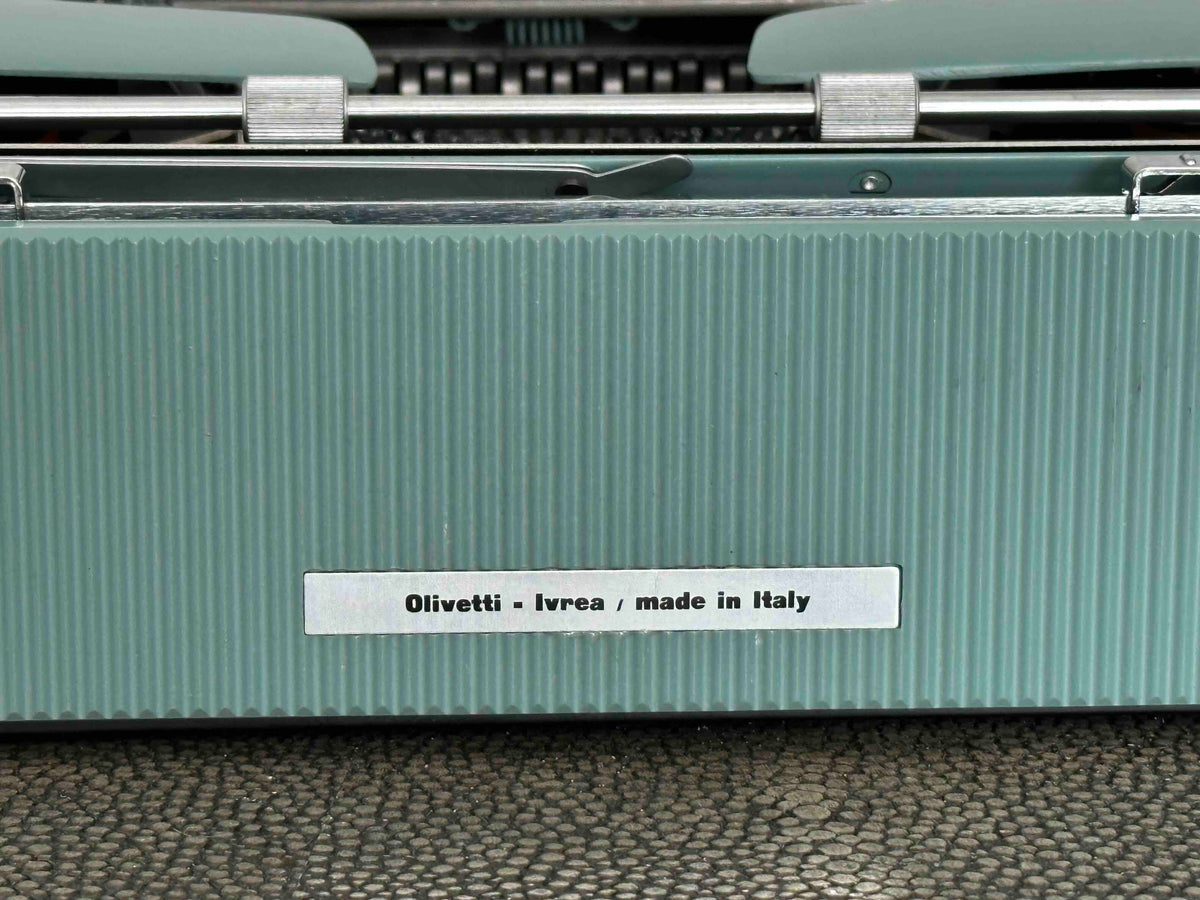 Olivetti Lettera 32 Typewriter with QZERTY Layout, 1964, First Series Made in Ivrea Italy, Excellent Condition Fully Working