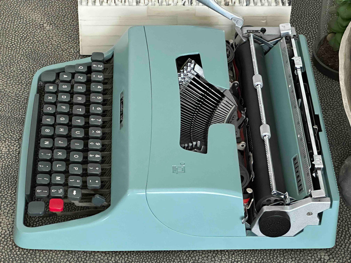 Olivetti Lettera 32 Typewriter with QZERTY Layout, 1964, First Series Made in Ivrea Italy, Excellent Condition Fully Working