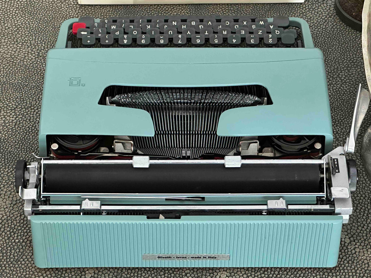 Olivetti Lettera 32 Typewriter with QZERTY Layout, 1964, First Series Made in Ivrea Italy, Excellent Condition Fully Working