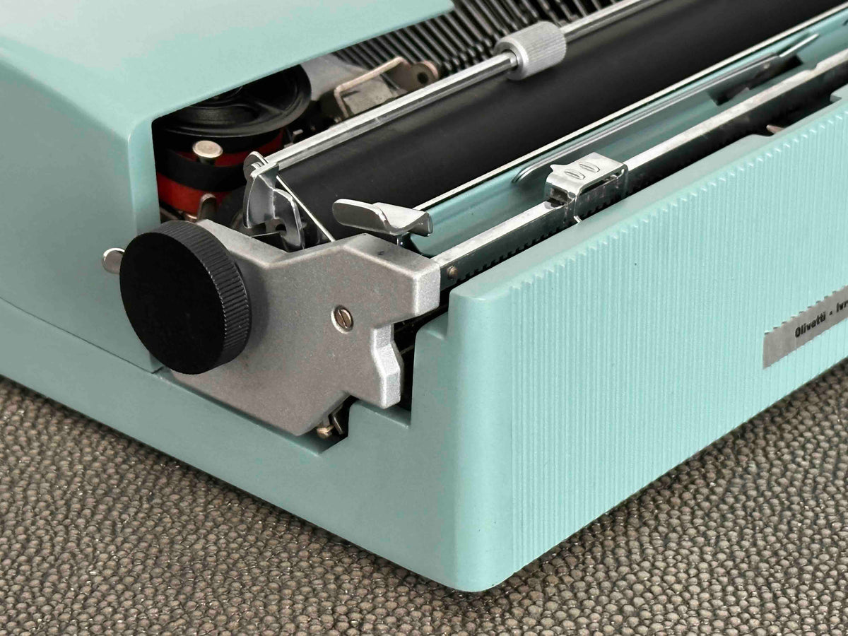 Olivetti Lettera 32 Typewriter with QZERTY Layout, 1964, First Series Made in Ivrea Italy, Excellent Condition Fully Working