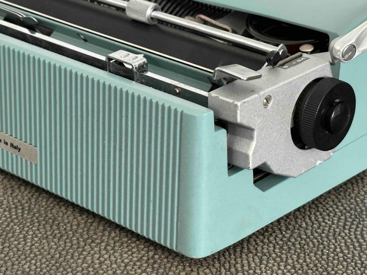 Olivetti Lettera 32 Typewriter with QZERTY Layout, 1964, First Series Made in Ivrea Italy, Excellent Condition Fully Working