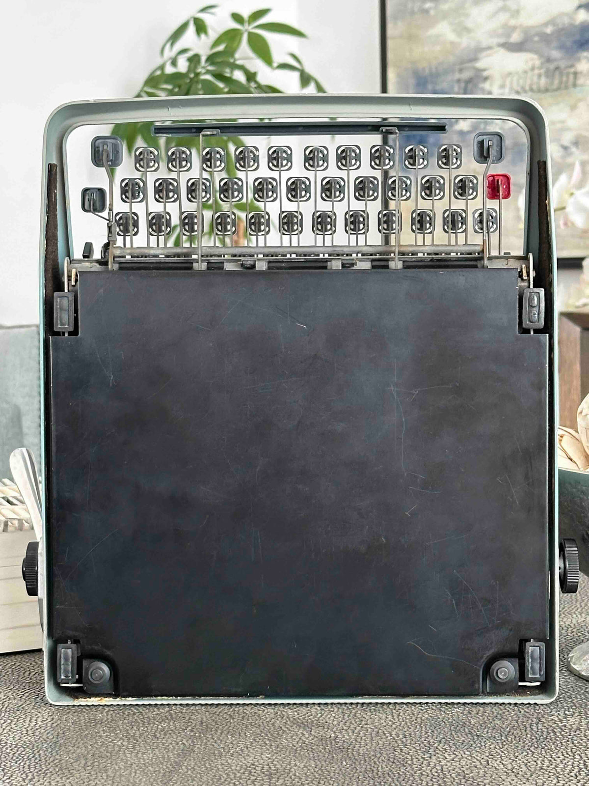 Olivetti Lettera 32 Typewriter with QZERTY Layout, 1964, First Series Made in Ivrea Italy, Excellent Condition Fully Working