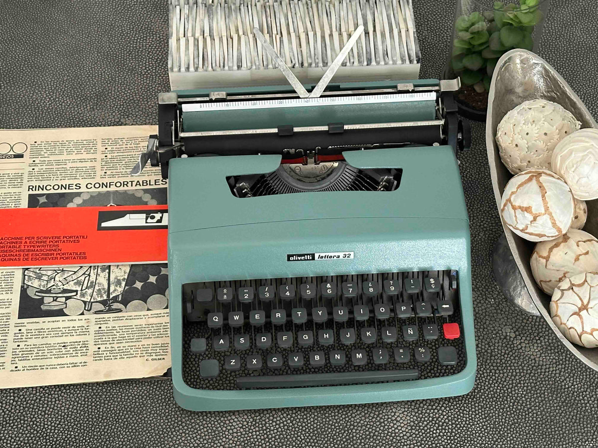 RARE Olivetti Lettera 32 Typewriter with Sans Serif Cubic Font and Qwerty Layout, 1970s, Fully Working Vintage Typewriter