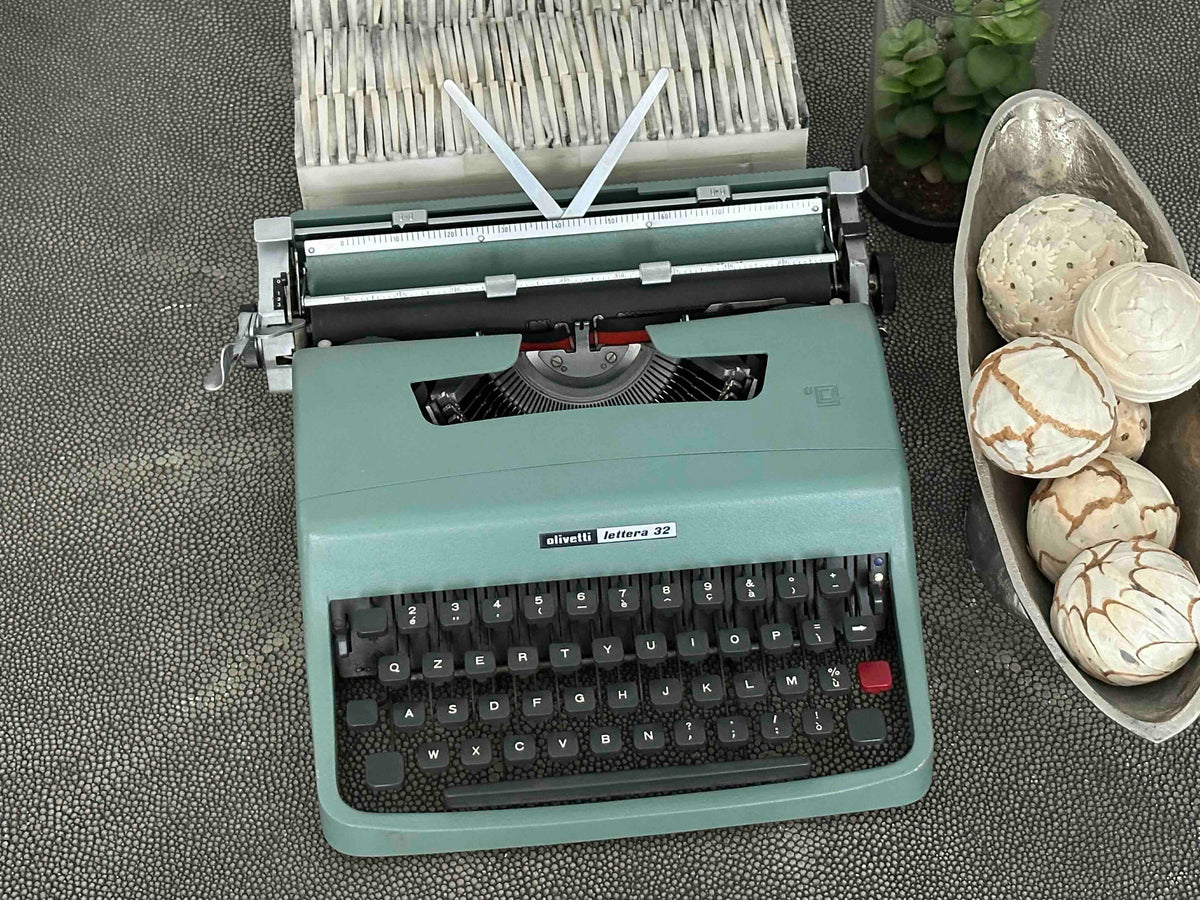 Olivetti Lettera 32 Typewriter with Qzerty Layout, 1970, Fully Working Vintage Typewriter