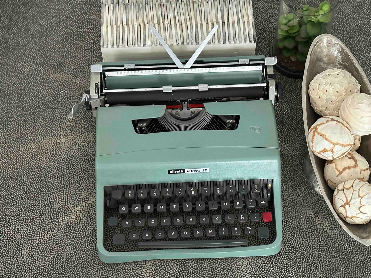Olivetti Lettera 32 Typewriter with Qwerty Layout, 1970, Made in Spain, Fully Functional