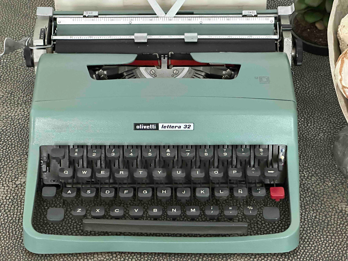 Olivetti Lettera 32 Typewriter with Qwerty Layout, 1970, Made in Spain, Fully Functional