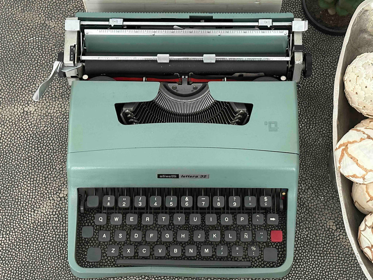Olivetti Lettera 32 Typewriter with Qwerty Layout, 1970, Made in Spain, Fully Functional