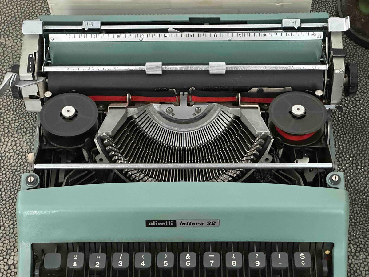 Olivetti Lettera 32 Typewriter with Qwerty Layout, 1970, Made in Spain, Fully Functional