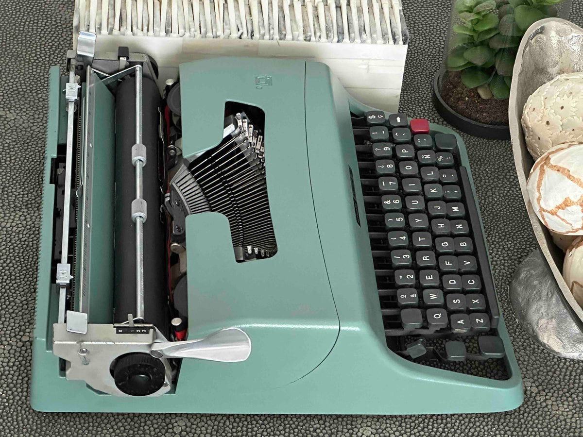 Olivetti Lettera 32 Typewriter with Qwerty Layout, 1970, Made in Spain, Fully Functional