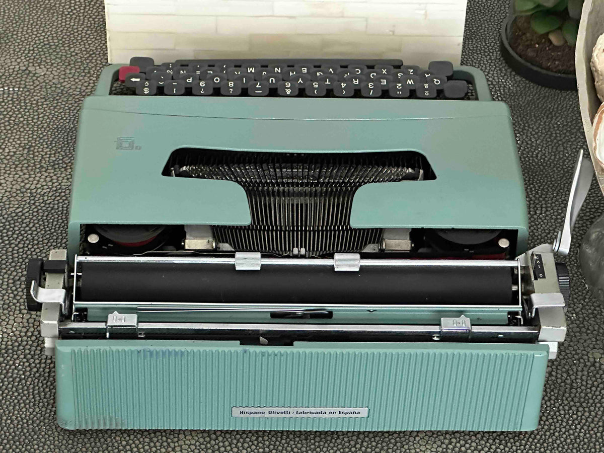 Olivetti Lettera 32 Typewriter with Qwerty Layout, 1970, Made in Spain, Fully Functional