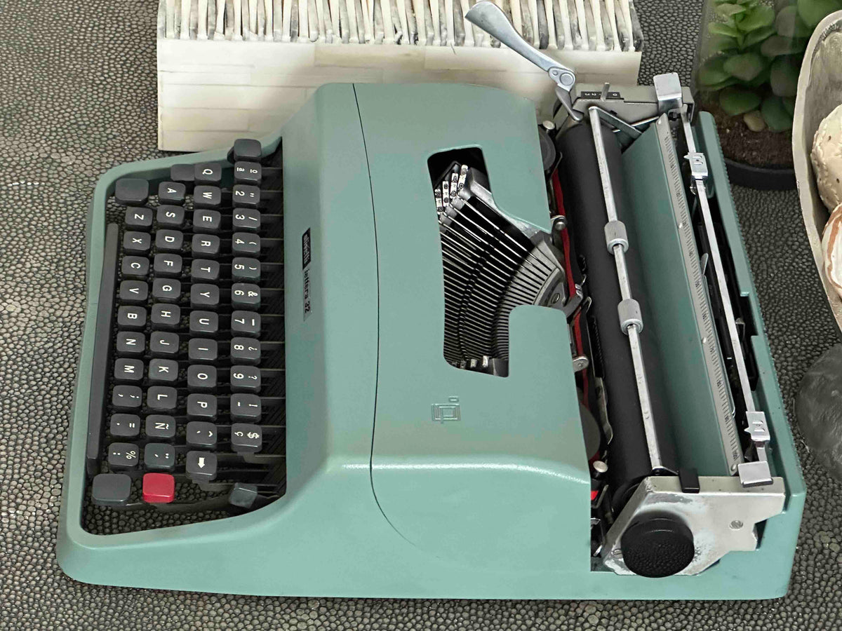 Olivetti Lettera 32 Typewriter with Qwerty Layout, 1970, Made in Spain, Fully Functional