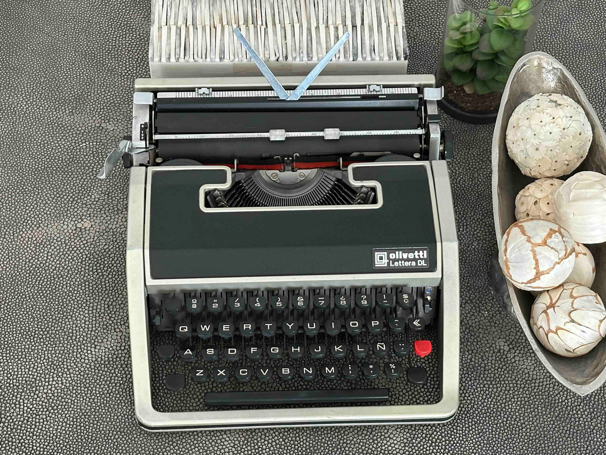 Olivetti Lettera DL Typewriter with Qwerty Layout, 1972, Made in Spain, Fully Working Vintage Typewriter