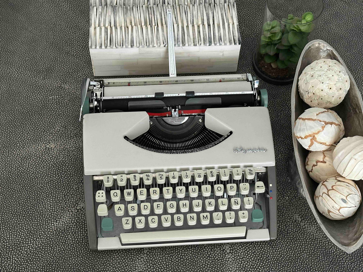 Olympia SF De Luxe Typewriter with Qwerty Layout, 1966, Made in Germany, Fully Functional