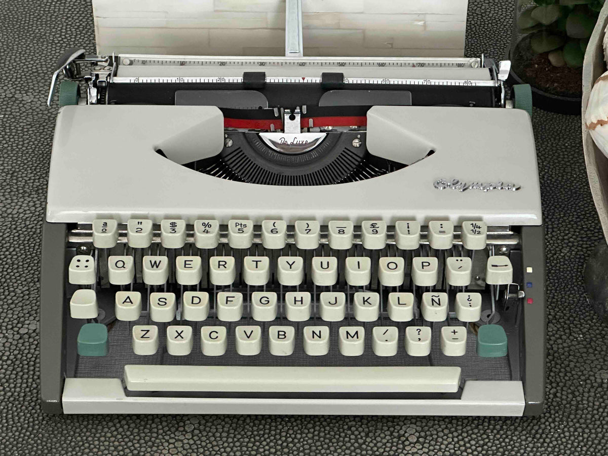 Olympia SF De Luxe Typewriter with Qwerty Layout, 1966, Made in Germany, Fully Functional