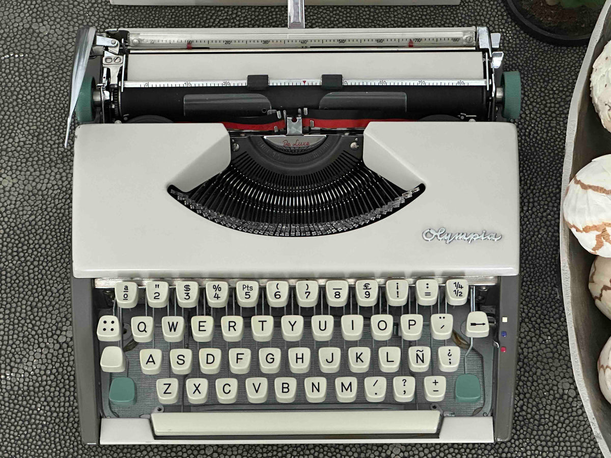 Olympia SF De Luxe Typewriter with Qwerty Layout, 1966, Made in Germany, Fully Functional