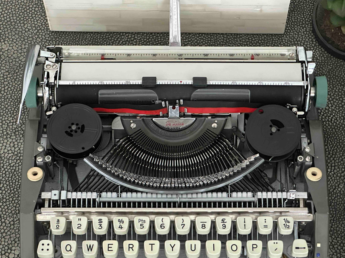 Olympia SF De Luxe Typewriter with Qwerty Layout, 1966, Made in Germany, Fully Functional