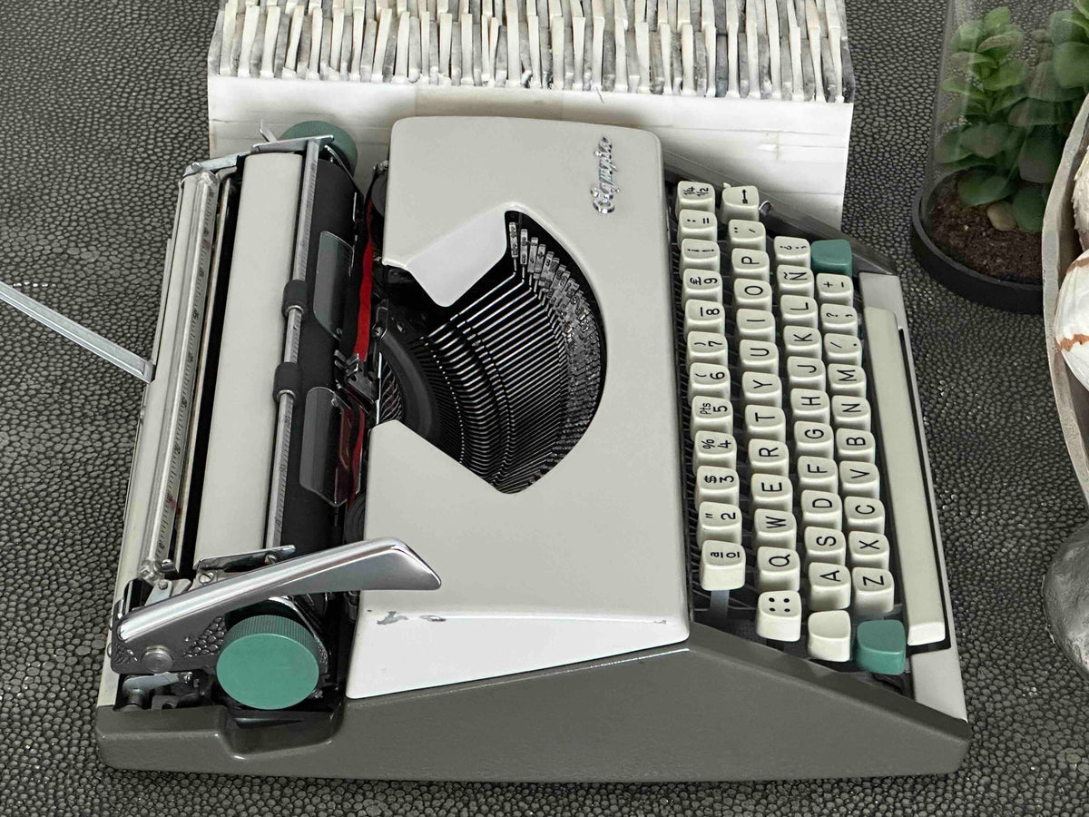 Olympia SF De Luxe Typewriter with Qwerty Layout, 1966, Made in Germany, Fully Functional