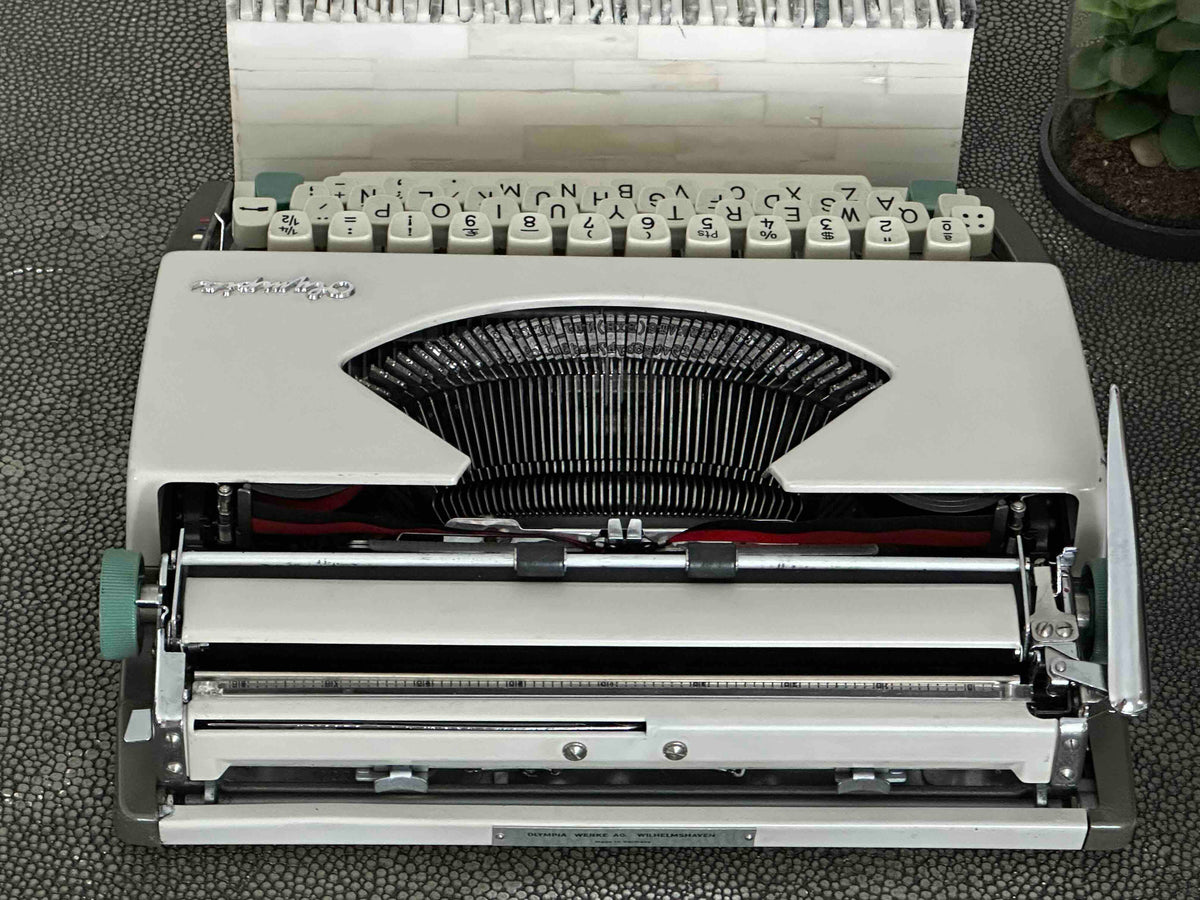 Olympia SF De Luxe Typewriter with Qwerty Layout, 1966, Made in Germany, Fully Functional