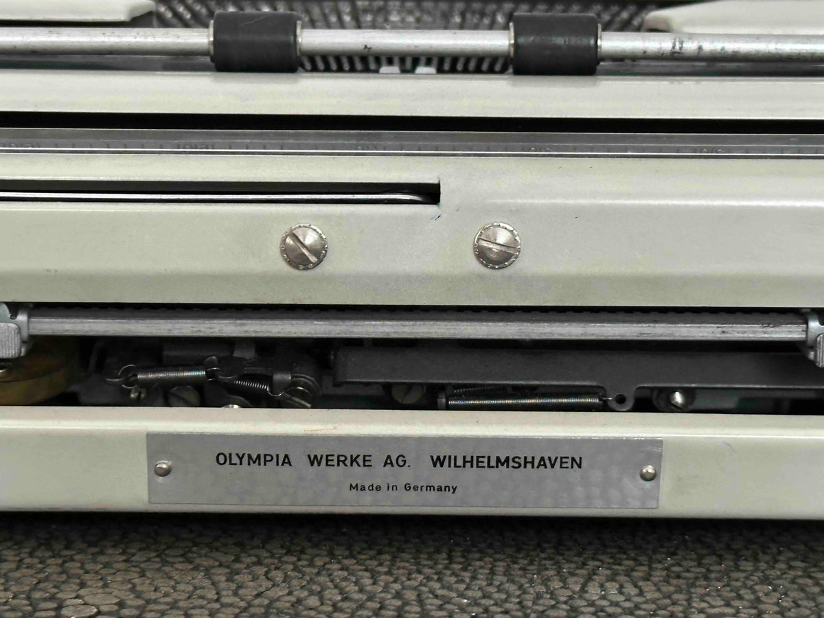 Olympia SF De Luxe Typewriter with Qwerty Layout, 1966, Made in Germany, Fully Functional