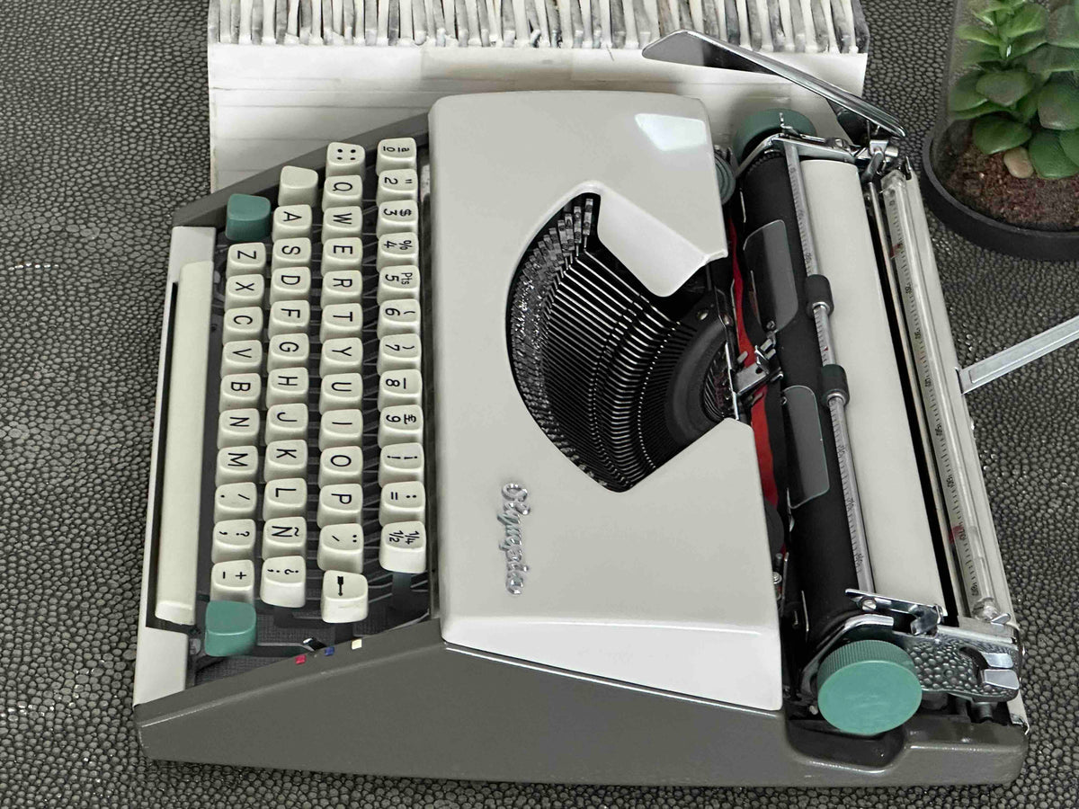 Olympia SF De Luxe Typewriter with Qwerty Layout, 1966, Made in Germany, Fully Functional