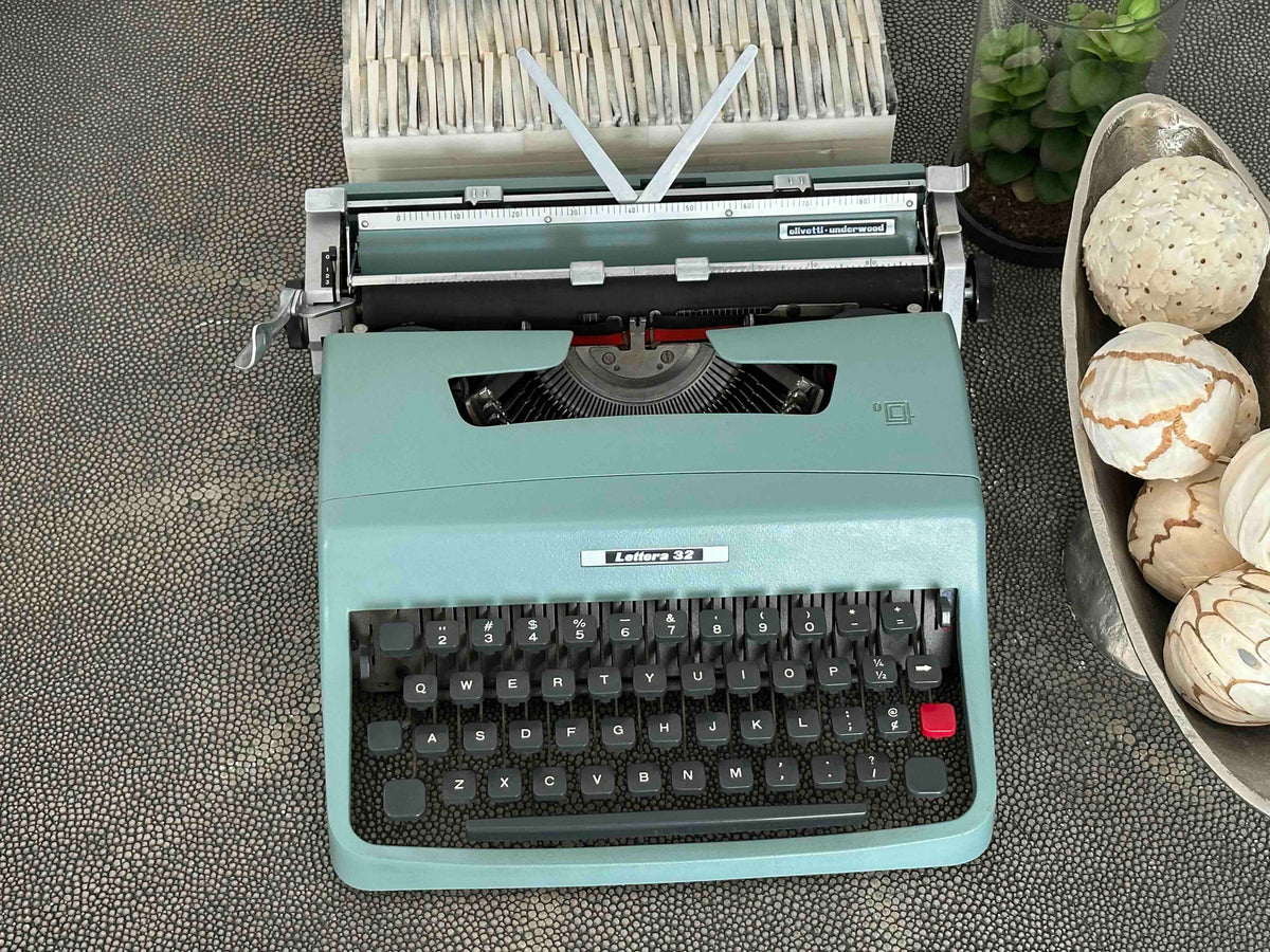Olivetti Underwood Lettera 32 Typewriter with QWERTY Layout, 1966, First Series Made in Ivrea Italy, Fully Working Vintage Typewriter
