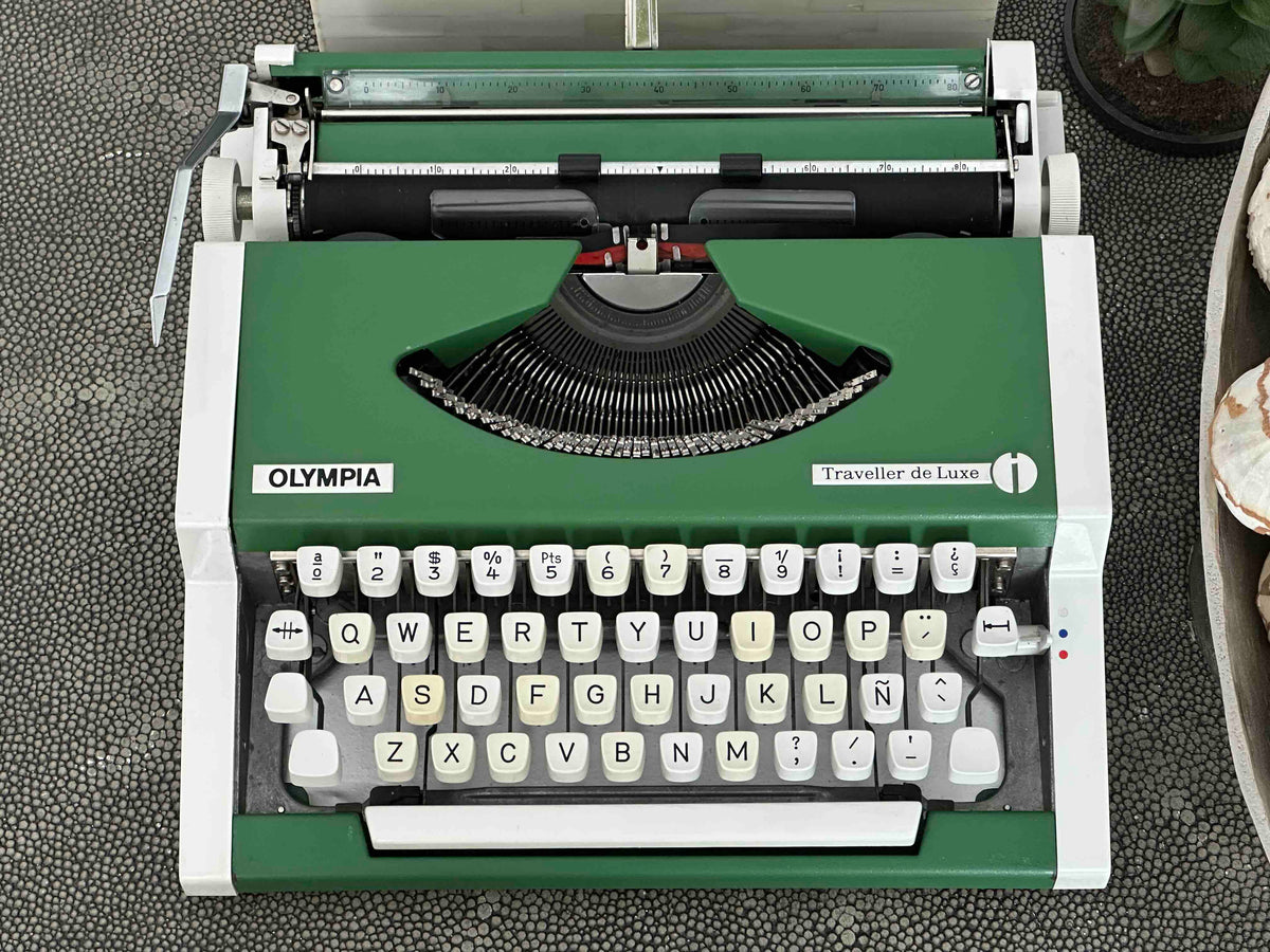 Green Olympia Traveller de Luxe Portable Typewriter with Qwerty Layout, 1970s, Fully Working Typewriter
