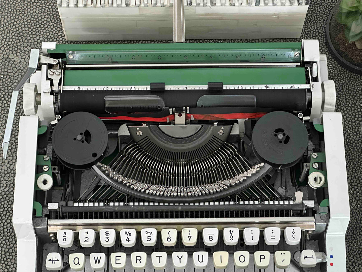 Green Olympia Traveller de Luxe Portable Typewriter with Qwerty Layout, 1970s, Fully Working Typewriter