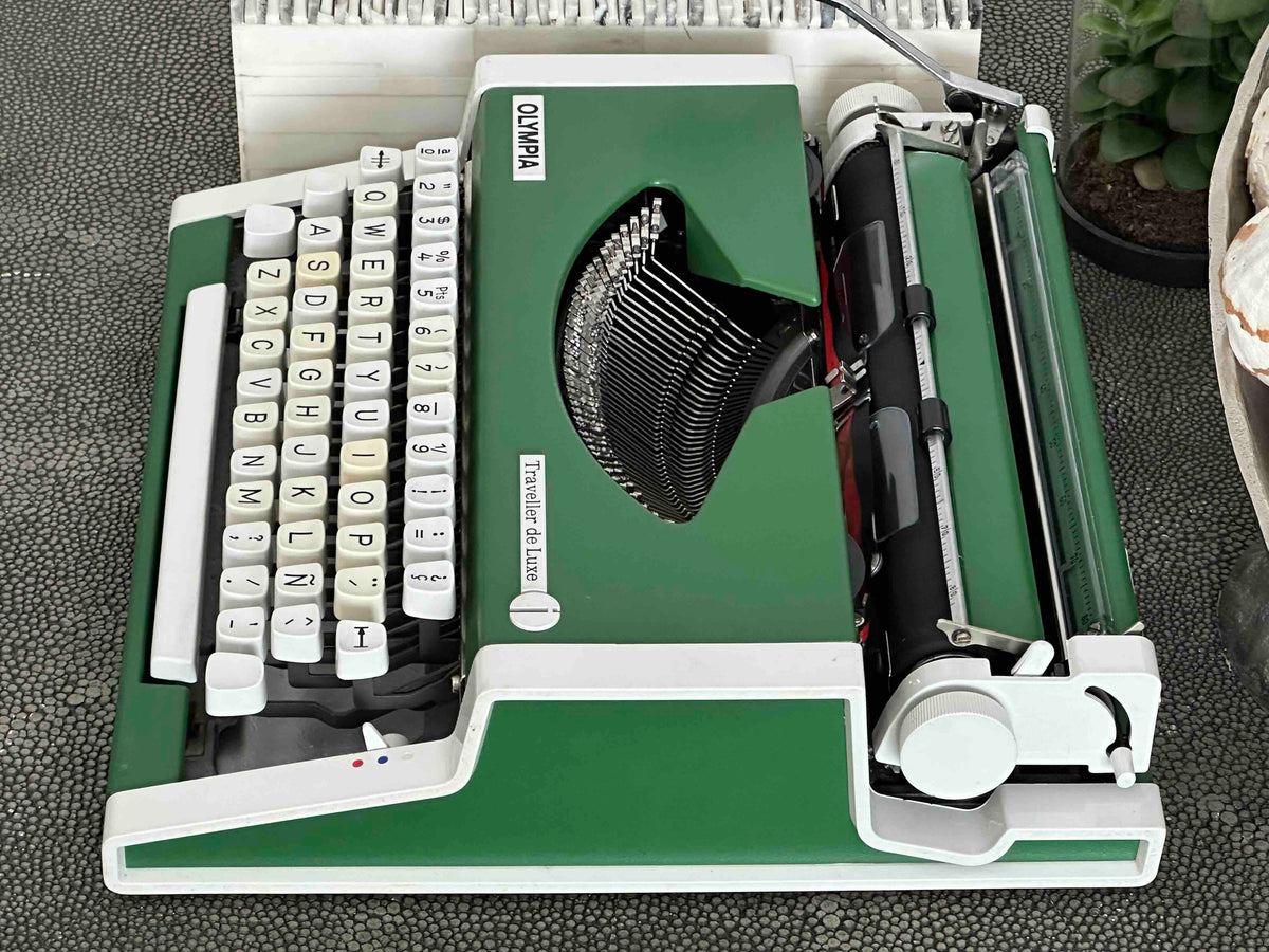 Green Olympia Traveller de Luxe Portable Typewriter with Qwerty Layout, 1970s, Fully Working Typewriter