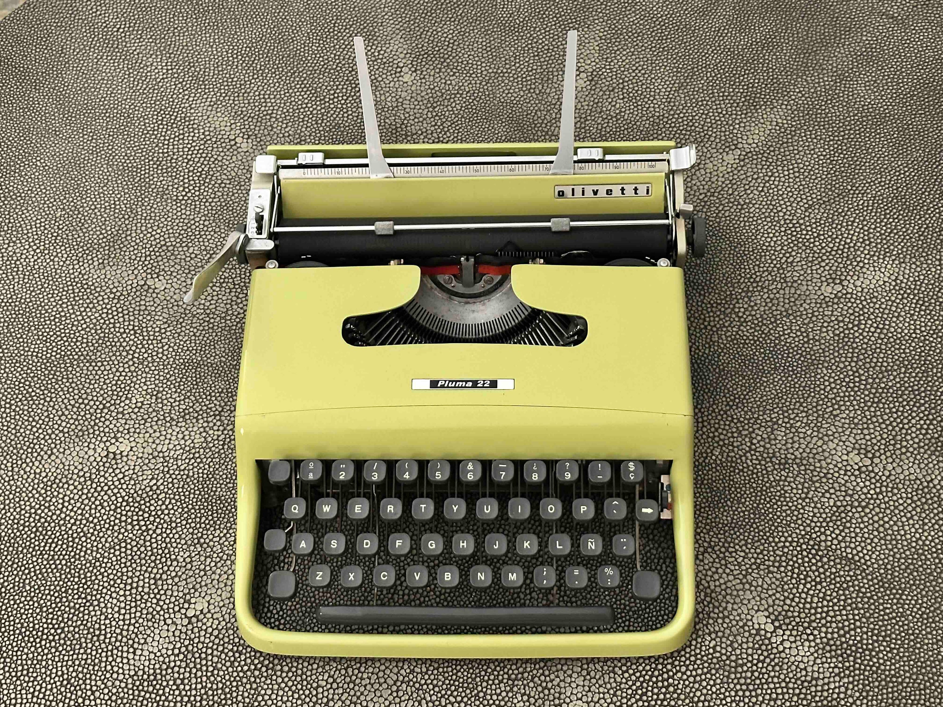 RARE Olivetti Pluma 22 / Lettera 22 in Pistachio Yellow-Green, Qwerty, 1960s, Fully Functional