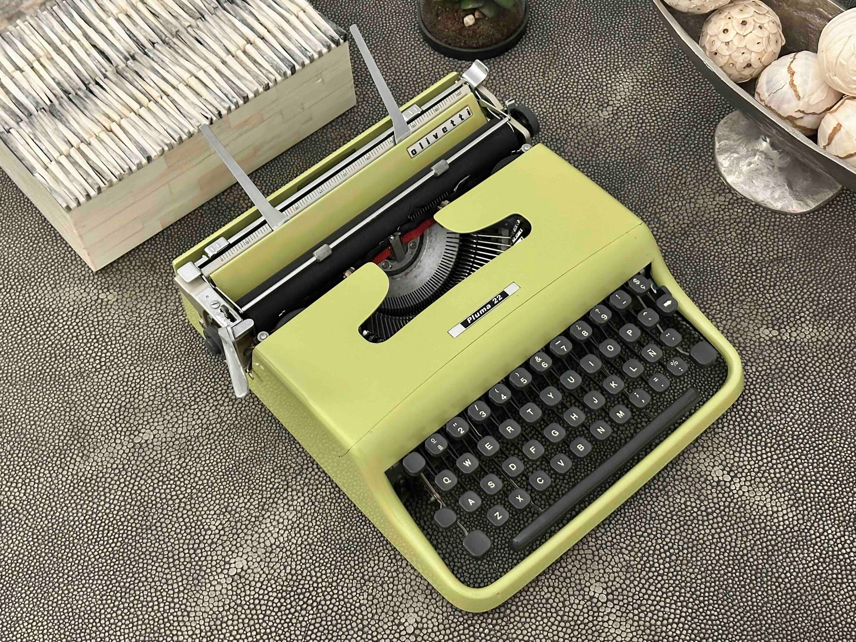 RARE Olivetti Pluma 22 / Lettera 22 in Pistachio Yellow-Green, Qwerty, 1960s, Fully Functional