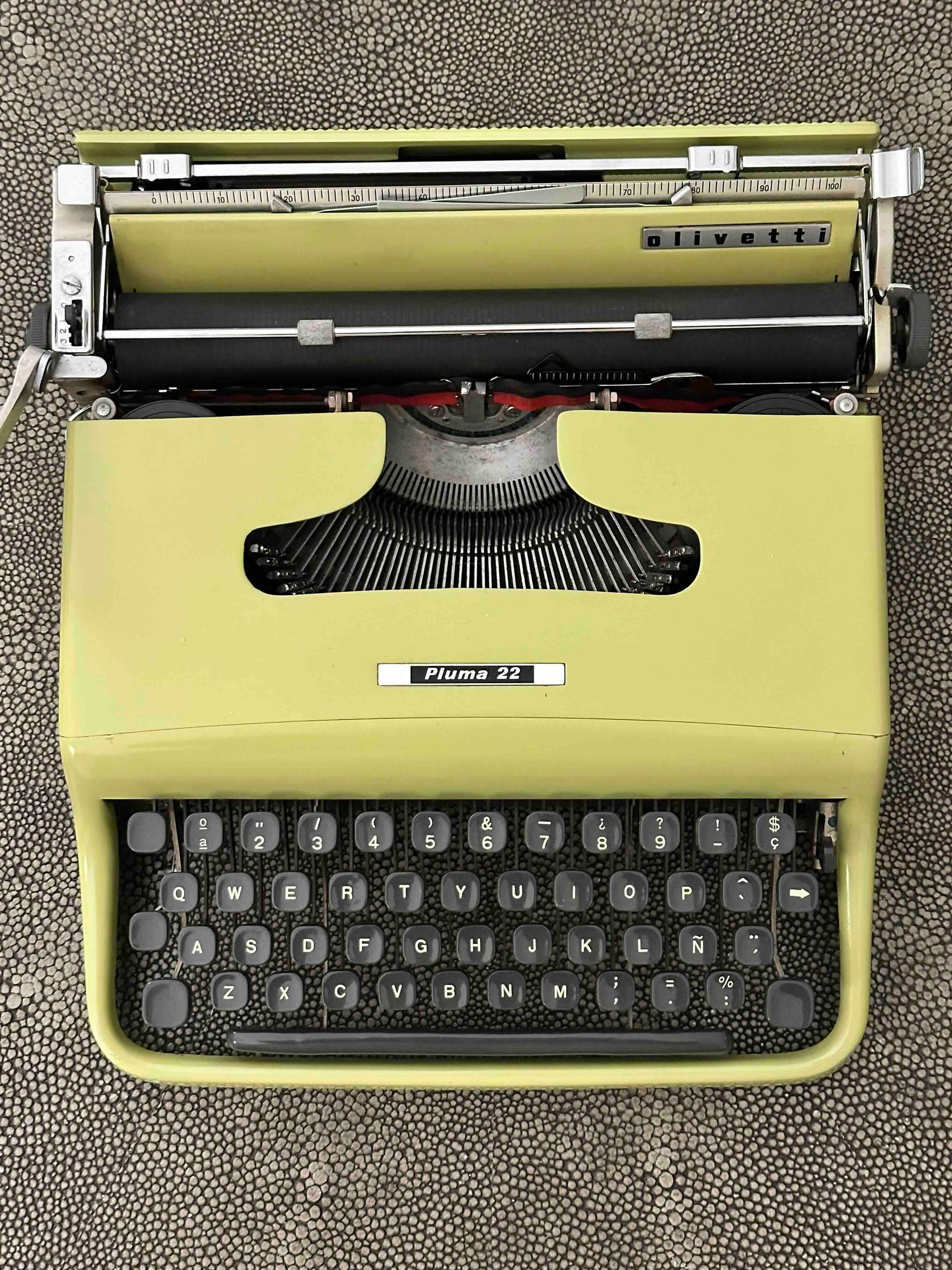 RARE Olivetti Pluma 22 / Lettera 22 in Pistachio Yellow-Green, Qwerty, 1960s, Fully Functional
