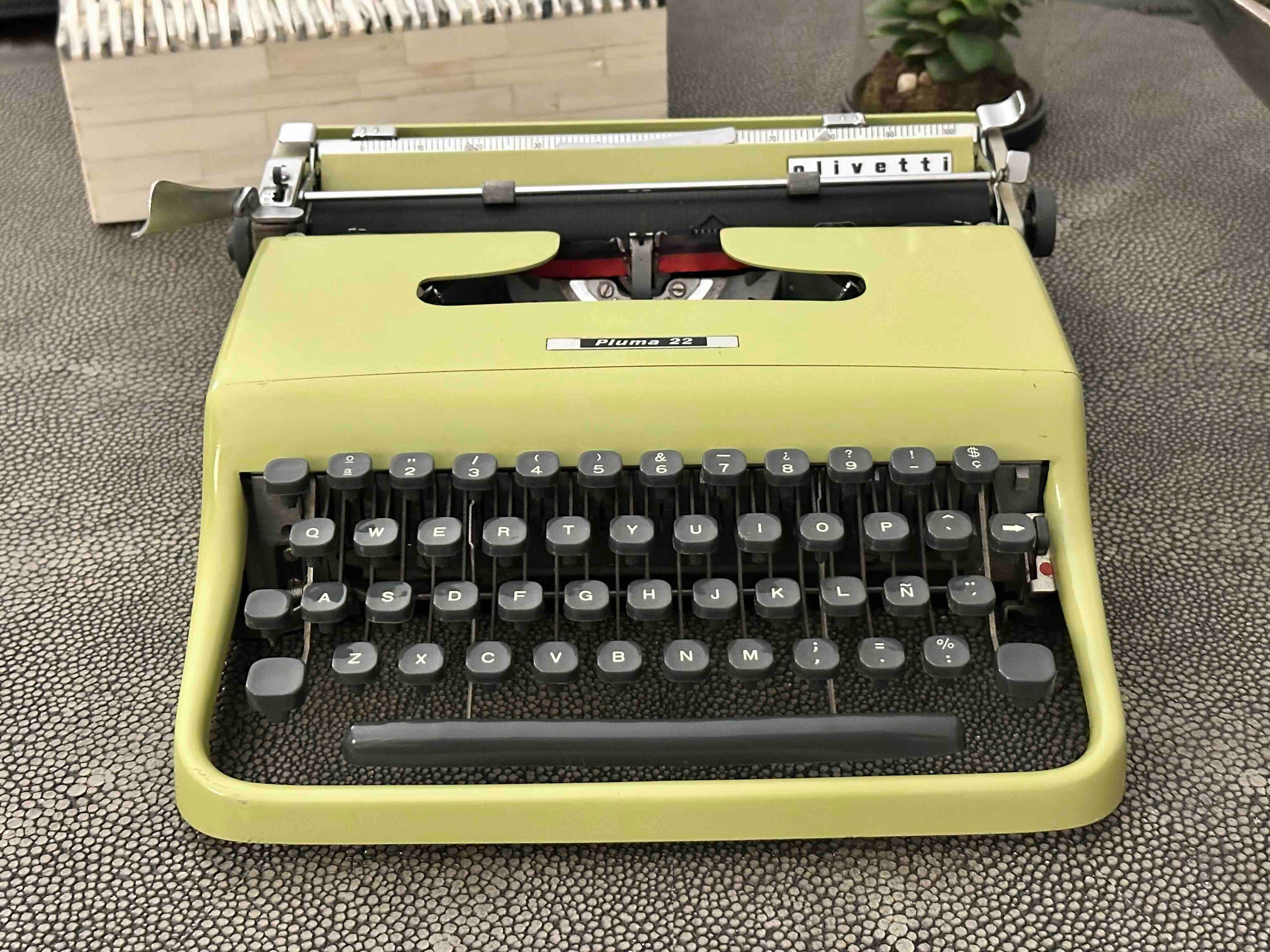 RARE Olivetti Pluma 22 / Lettera 22 in Pistachio Yellow-Green, Qwerty, 1960s, Fully Functional