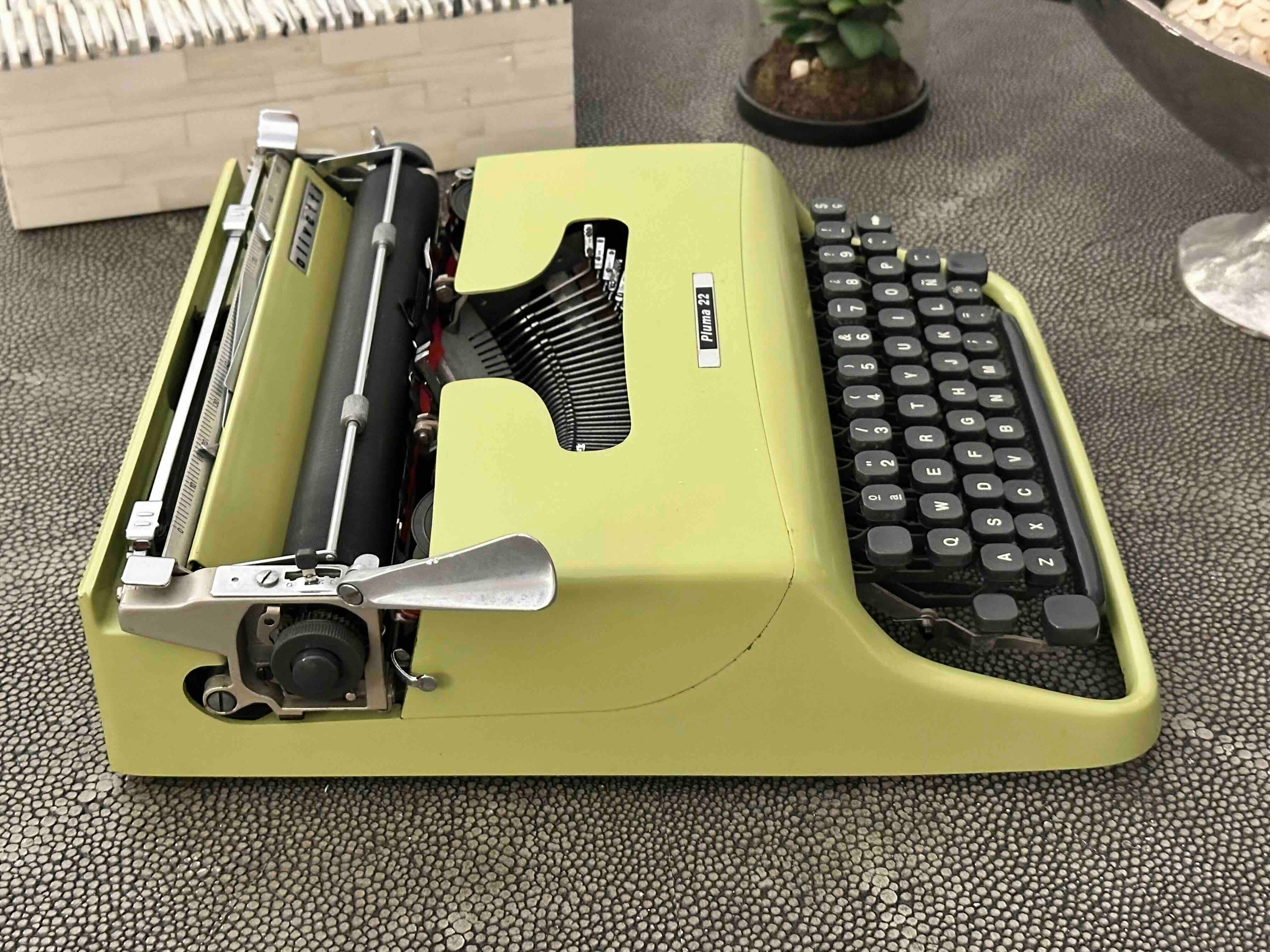 RARE Olivetti Pluma 22 / Lettera 22 in Pistachio Yellow-Green, Qwerty, 1960s, Fully Functional