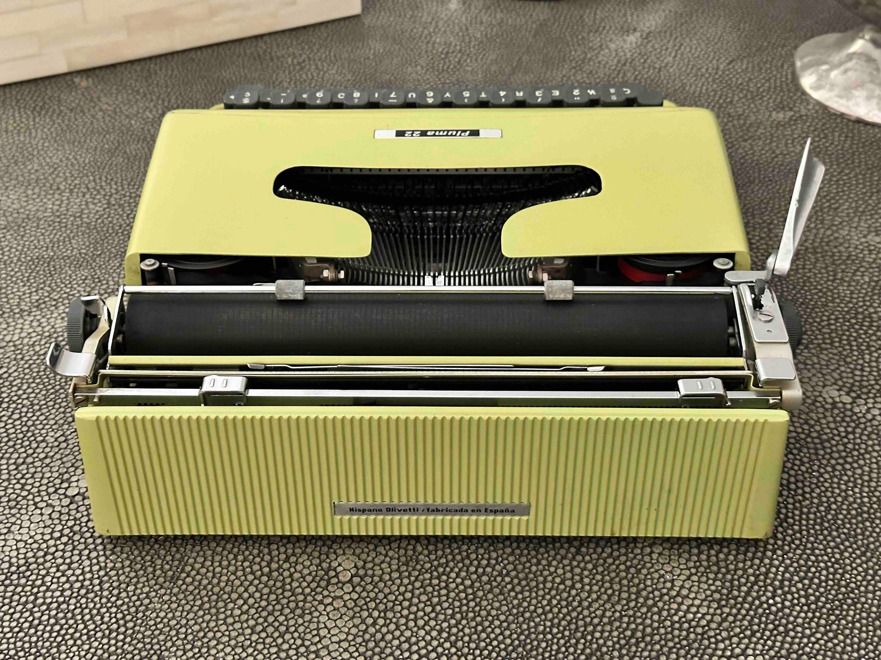 RARE Olivetti Pluma 22 / Lettera 22 in Pistachio Yellow-Green, Qwerty, 1960s, Fully Functional