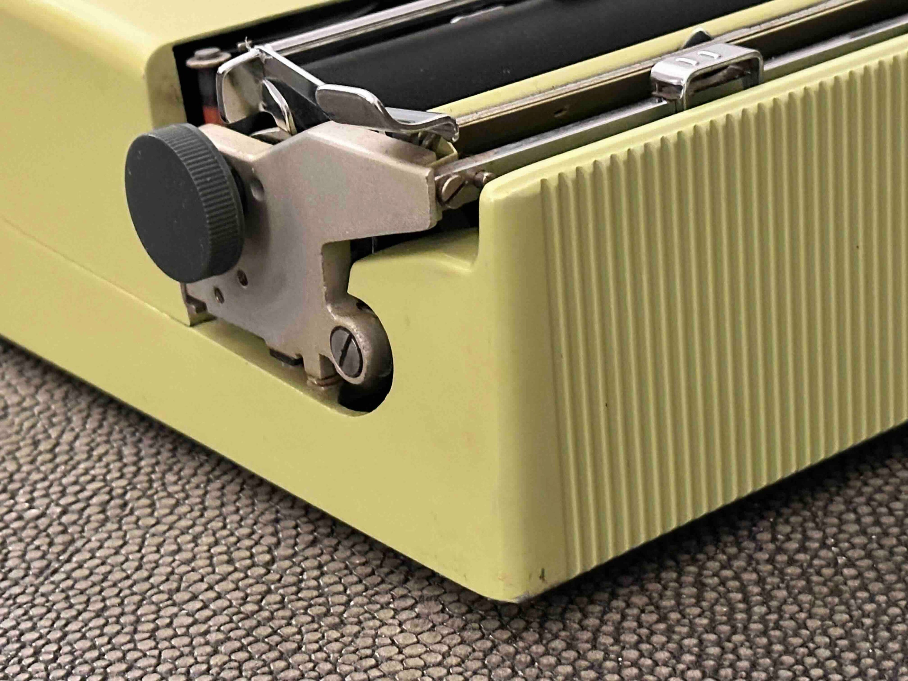 RARE Olivetti Pluma 22 / Lettera 22 in Pistachio Yellow-Green, Qwerty, 1960s, Fully Functional