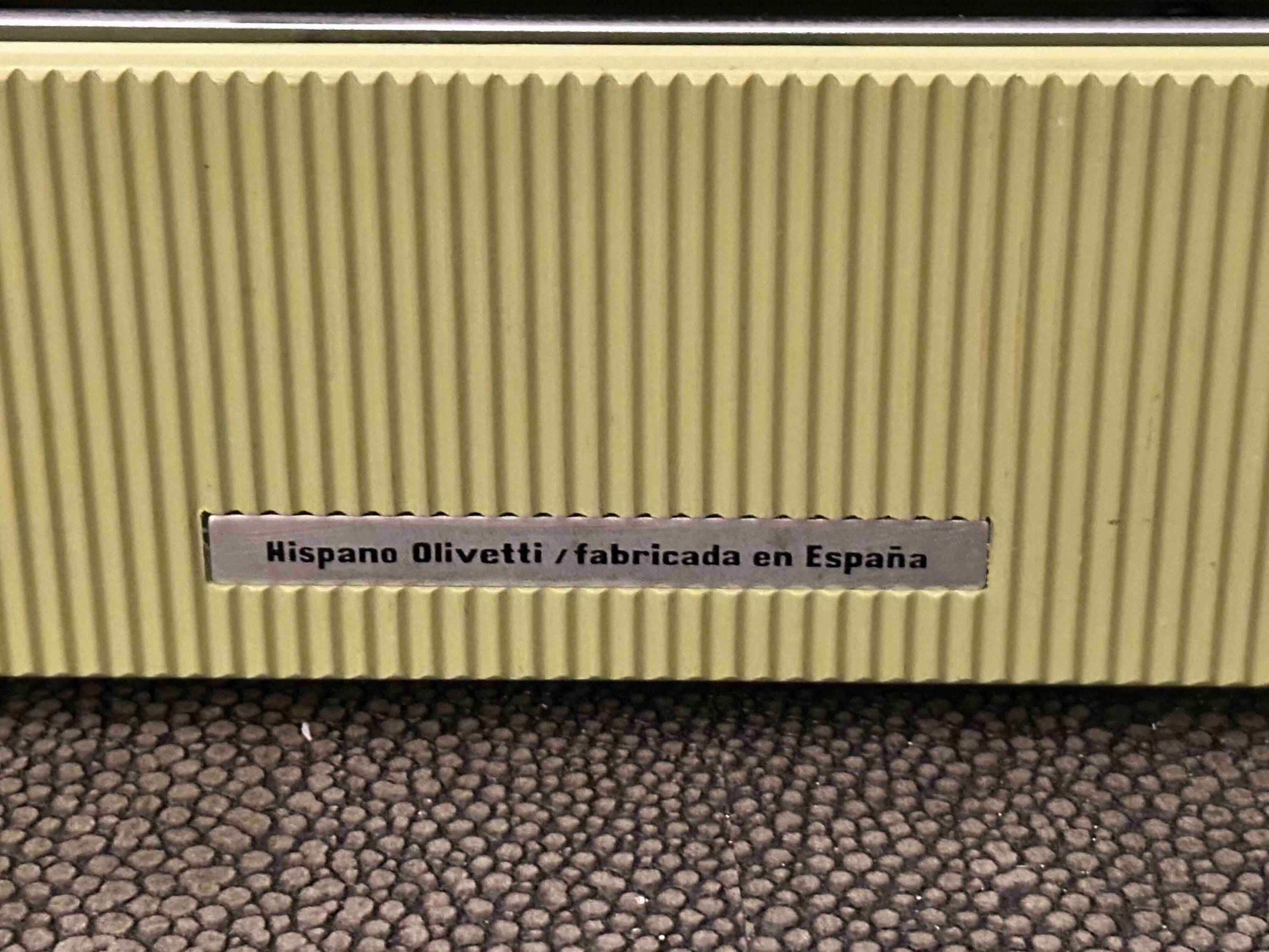 RARE Olivetti Pluma 22 / Lettera 22 in Pistachio Yellow-Green, Qwerty, 1960s, Fully Functional