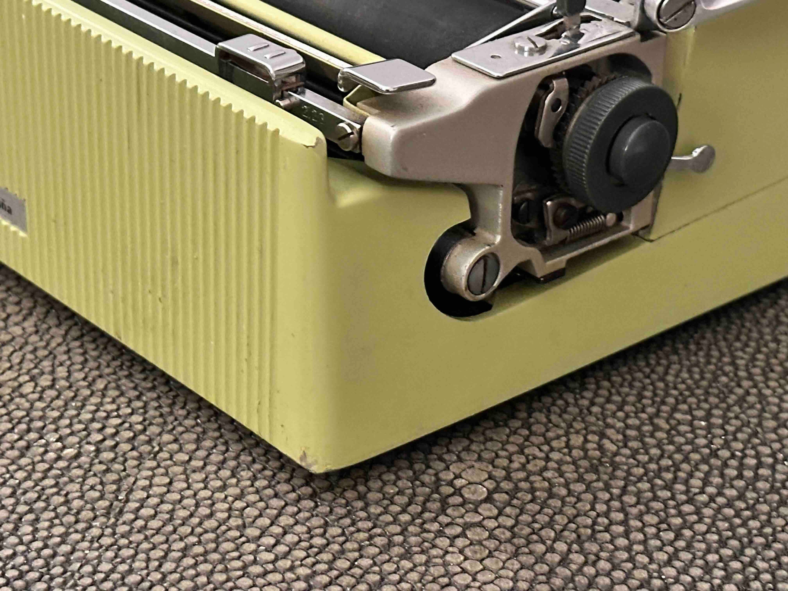 RARE Olivetti Pluma 22 / Lettera 22 in Pistachio Yellow-Green, Qwerty, 1960s, Fully Functional