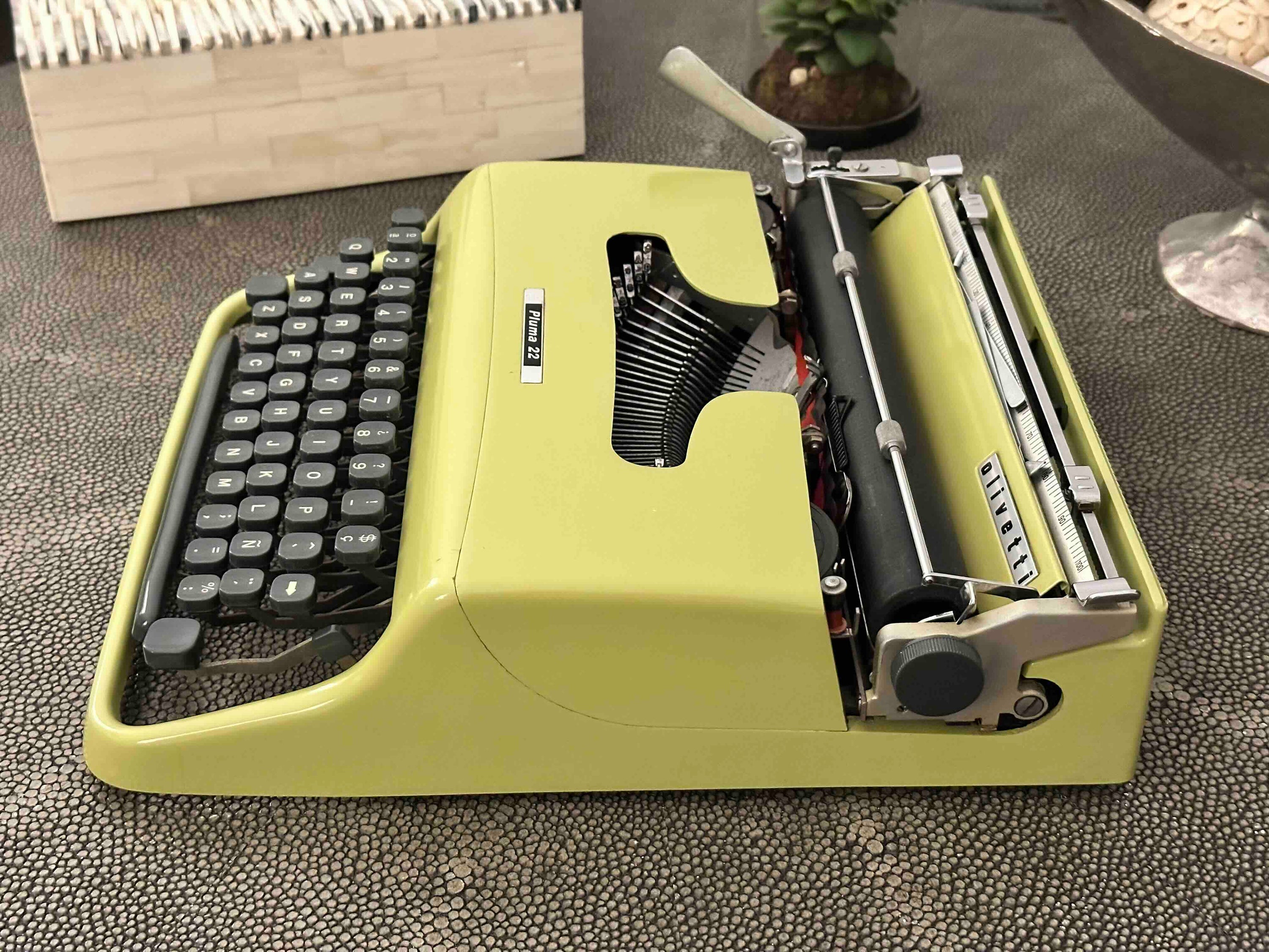 RARE Olivetti Pluma 22 / Lettera 22 in Pistachio Yellow-Green, Qwerty, 1960s, Fully Functional