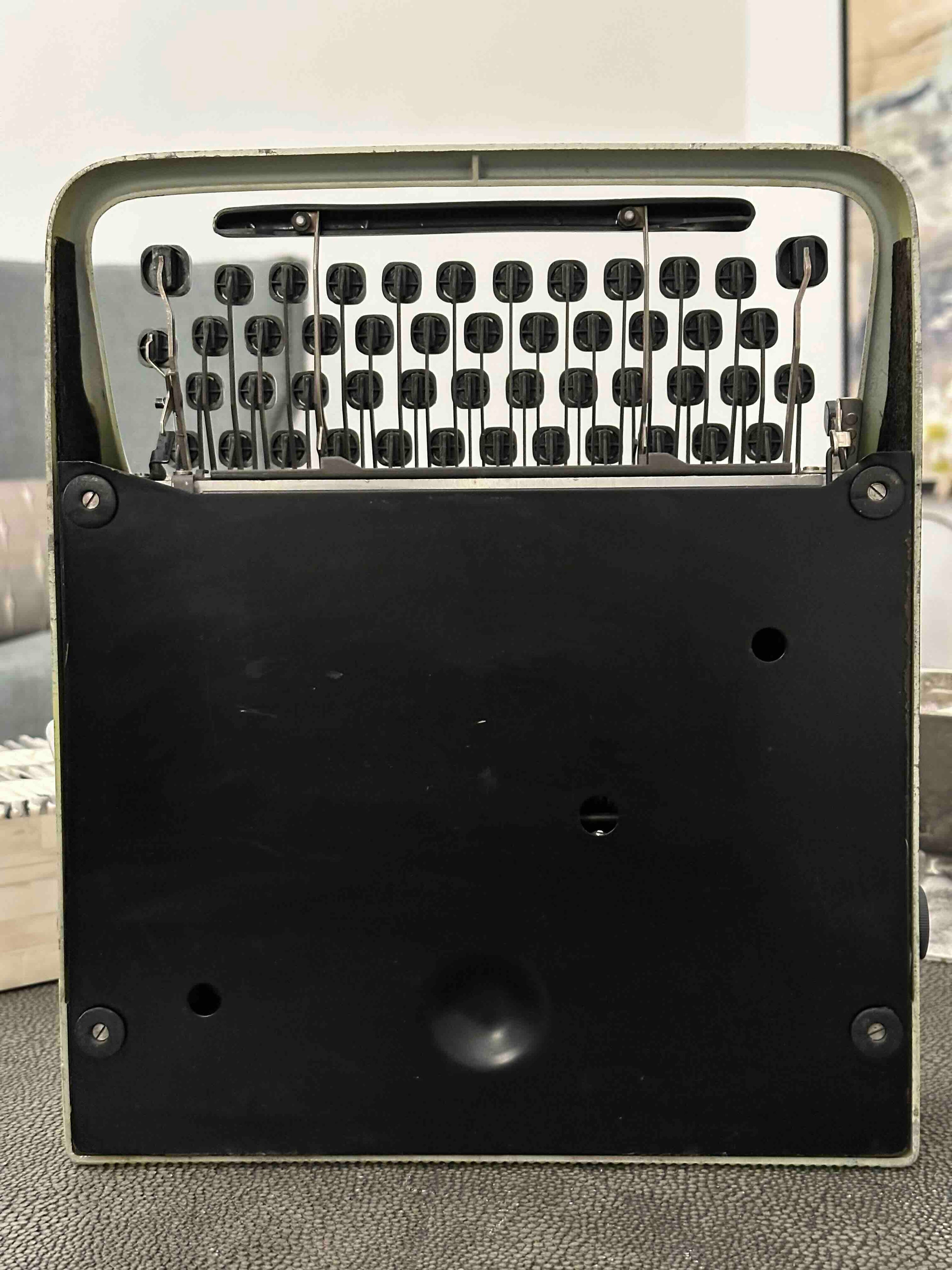 RARE Olivetti Pluma 22 / Lettera 22 in Pistachio Yellow-Green, Qwerty, 1960s, Fully Functional