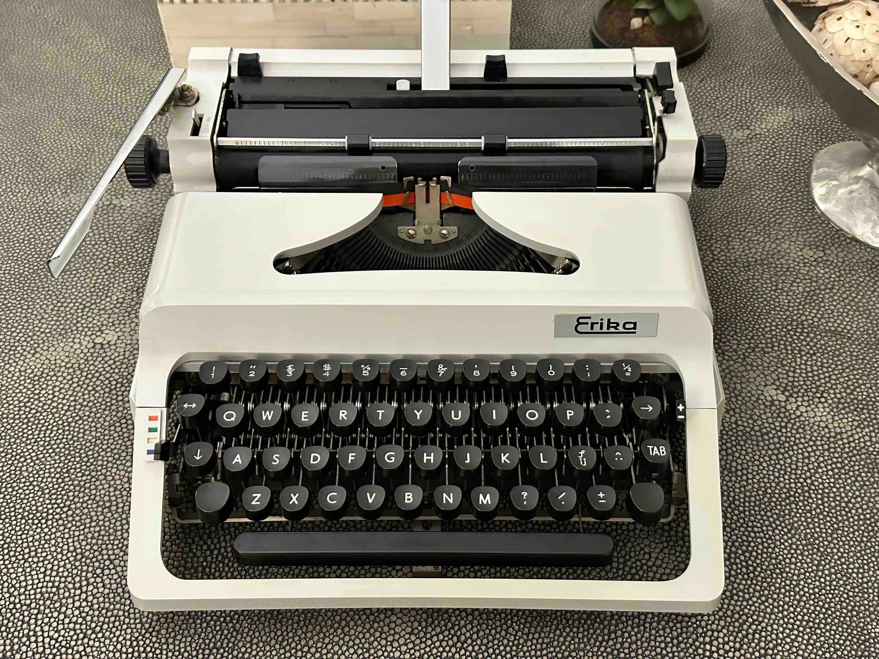 RARE Erika Robotron Typewriter, Kristall Typeface, Qwerty, Mod. 44, 1982, Fully Functional