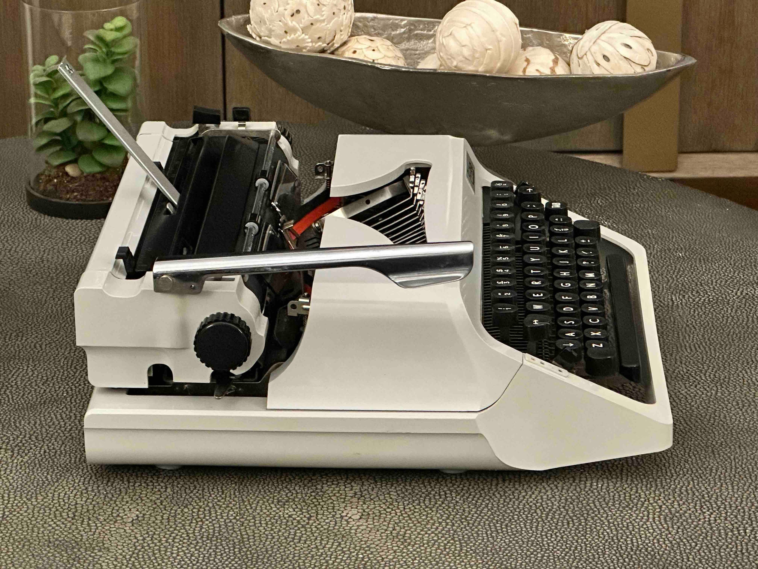 RARE Erika Robotron Typewriter, Kristall Typeface, Qwerty, Mod. 44, 1982, Fully Functional