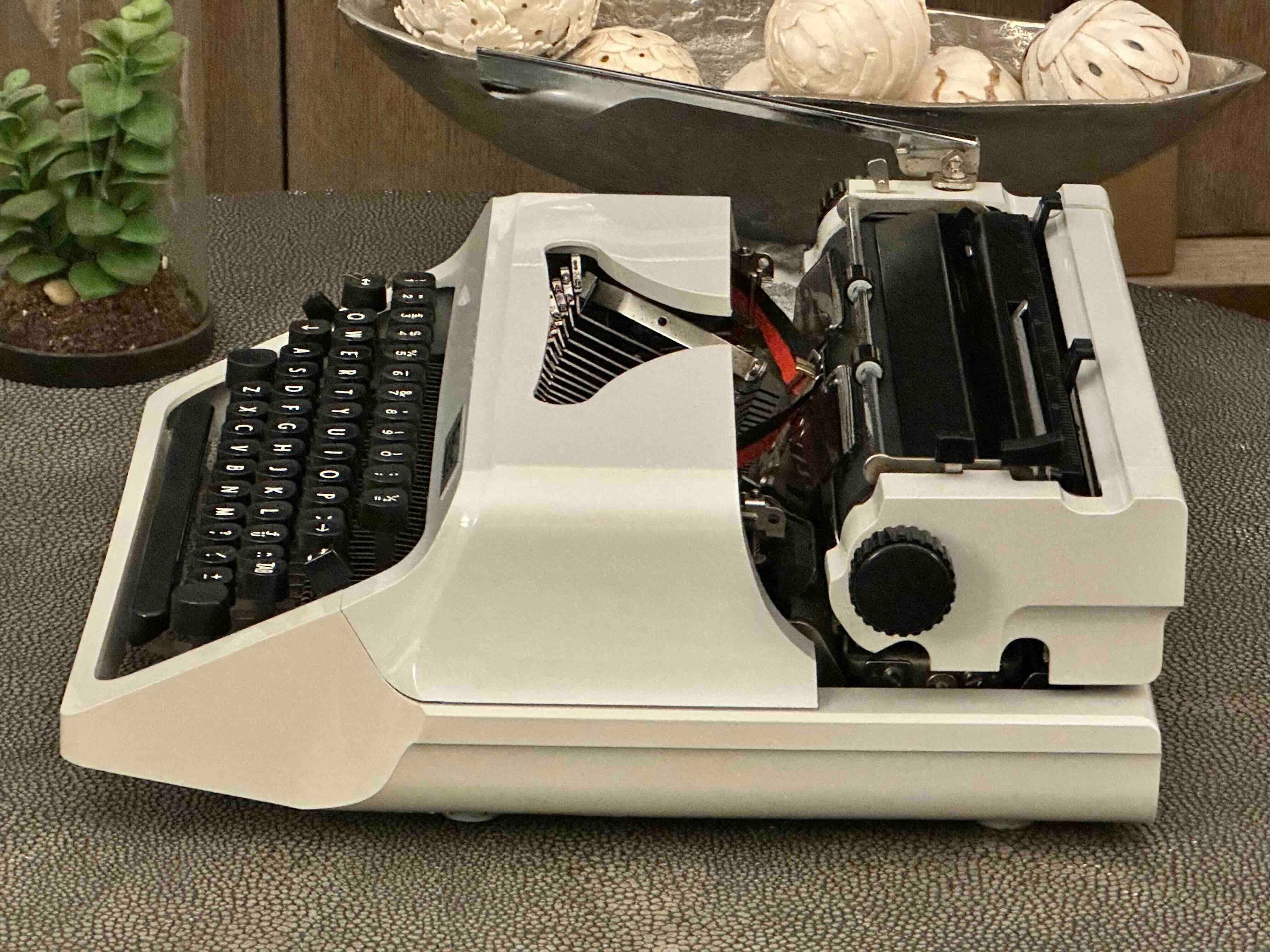 RARE Erika Robotron Typewriter, Kristall Typeface, Qwerty, Mod. 44, 1982, Fully Functional