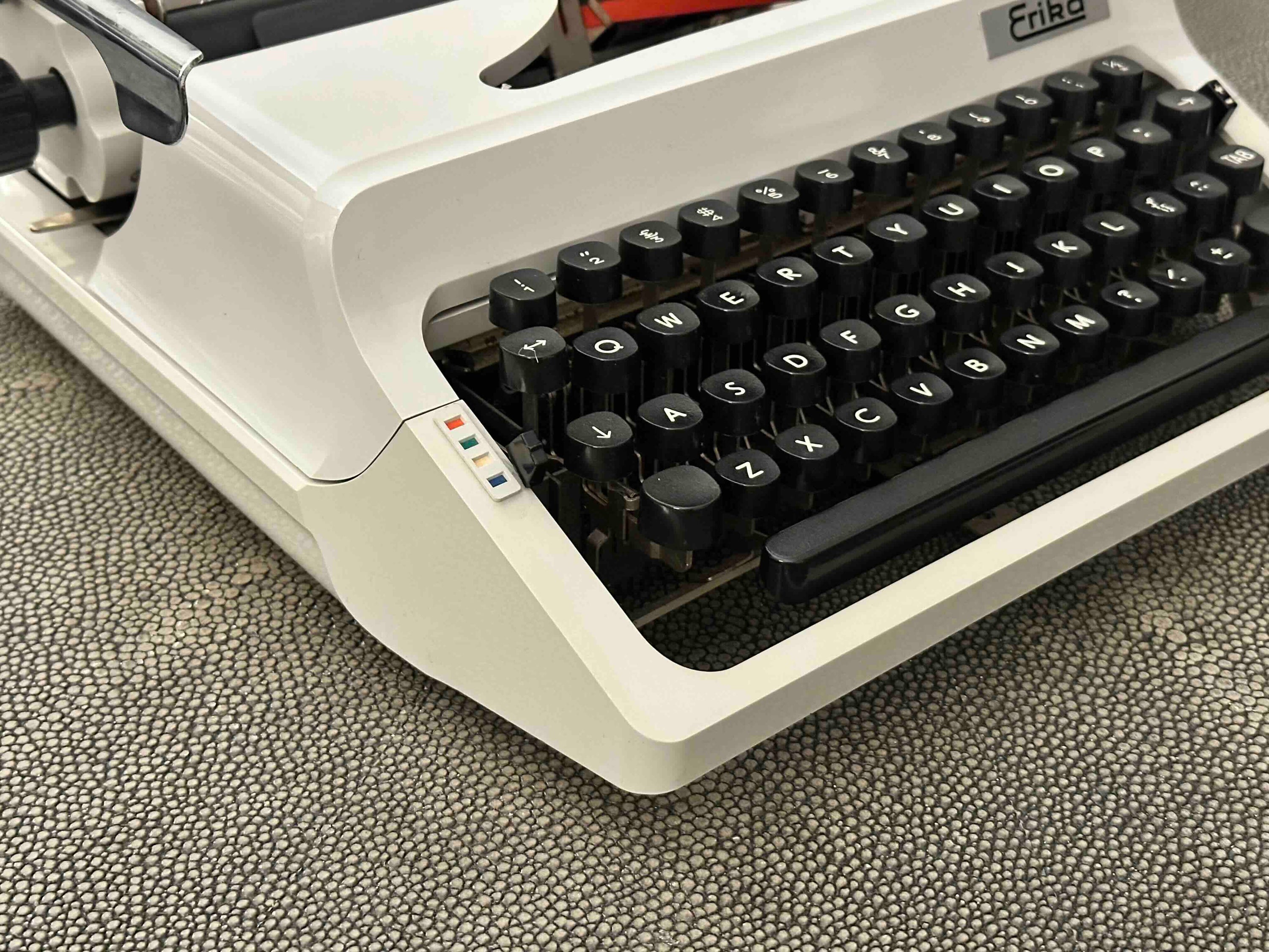 RARE Erika Robotron Typewriter, Kristall Typeface, Qwerty, Mod. 44, 1982, Fully Functional